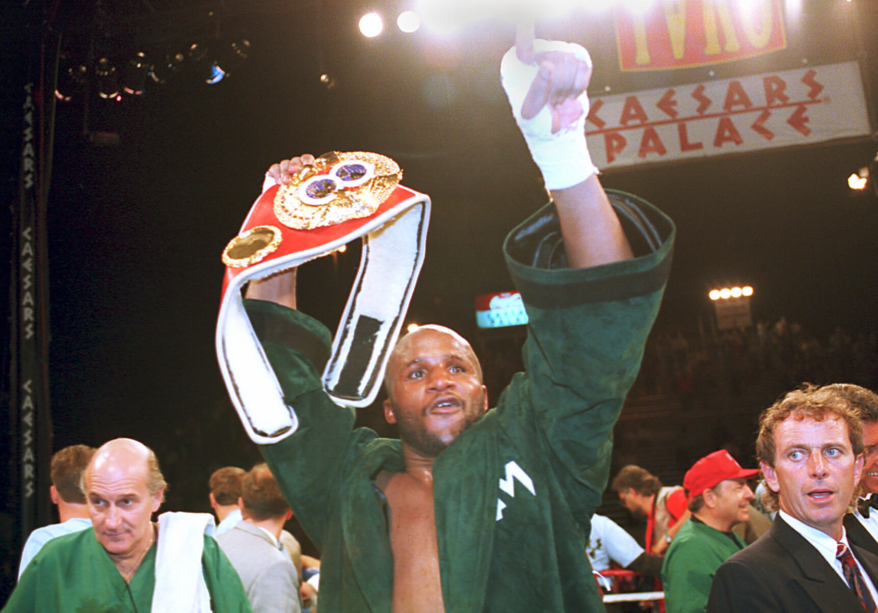 1994: Michael Moorer becomes first left-handed heavyweight champ